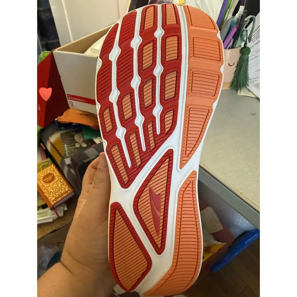 New in box White and red Altra M Escalante 3 Men's Size 9 Women's 10 ALOA7R6M110